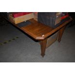 A LARGE EARLY 20TH CENTURY OAK EXTENDING DINING TABLE, THE TOP OF RECTANGULAR FORM WITH CHAMFERED