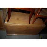 A 20TH CENTURY SYCAMORE OR BEECH BLANKET BOX THE INTERIOR WITH A SMALL FITTED COMPARTMENT TO THE