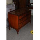 AN EARLY 20TH CENTURY WALNUT CHEST OF TWO SHORT OVER TWO LONG GRADUATED DRAWERS