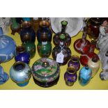 A COLLECTION OF MODERN CHINESE CLOISONNE ITEMS INCLUDING FOUR PAIRS OF VASES, ASSORTED GROUP OF