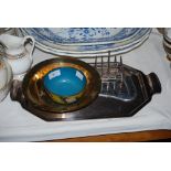 A COLLECTION OF METAL WARES TO INCLUDE AN ART DECO STYLE PLATED TRAY, PLATED TOAST RACK, A CLOISSONE