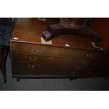 A MID 20TH CENTURY G-PLAN CHEST OF DRAWERS, FOUR LONG DRAWERS WITH BRASS HANDLES IN DARK STAIN