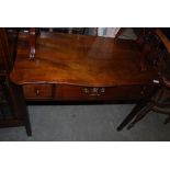 A LATE 19TH / EARLY 20TH CENTURY MAHOGANY SIDE TABLE WITH TWO SHORT DEEP DRAWERS TO EACH SIDE AND