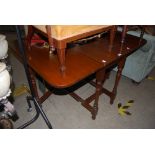 AN EARLY 20TH CENTURY MAHOGANY DROP LEAF DINING TABLE