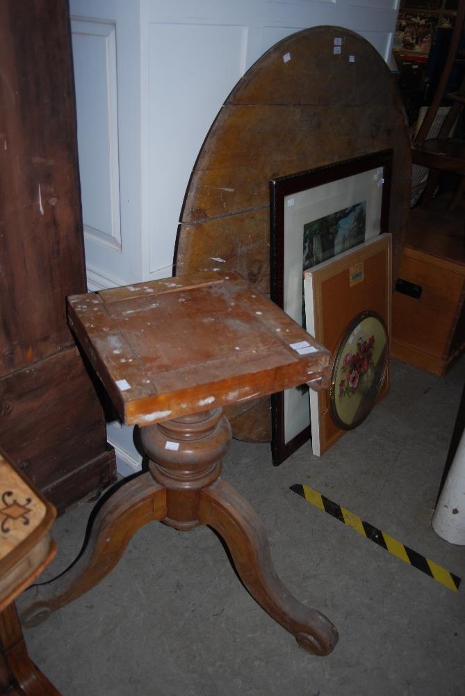 A 20TH CENTURY BEECH TILT TOP BREAKFAST TABLE ON A TRIPOD BASE WITH CATORS (DAMAGES)