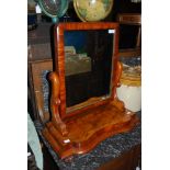 A LATE 19TH / EARLY 20TH CENTURY MAHOGANY TABLE MIRROR WITH TWO SCROLLING CARVED SUPPORTS OVER A