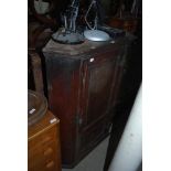 A LATE19TH / EARLY 20TH CENTURY OAK CORNER CUPBOARD WITH PANELLED DOOR AND THREE INTERIOR SHELVES