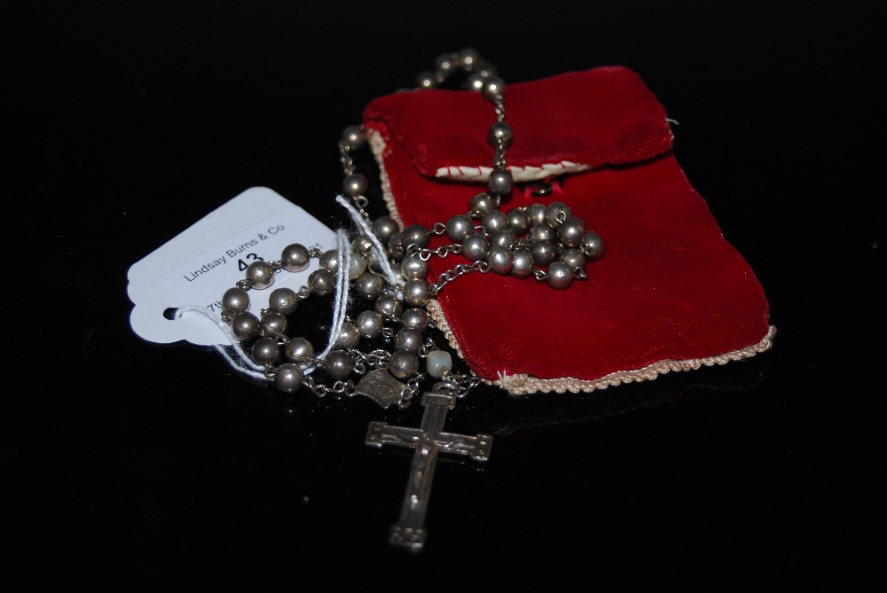 A STERLING SILVER ROSARY BEAD NECKLACE