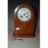 A LATE/EARLY 20TH CENTURY OAK CASED MANTLE CLOCK WITH WHITE ROMAN NUMERAL DIAL, TWIN TRAIN