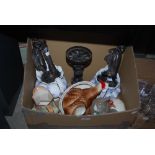 A BOX OF ASSORTED CERAMICS TO INCLUDE POTTERY NESTING HEN, PAIR OF BRONZED FEMALES, CAST METAL STAND