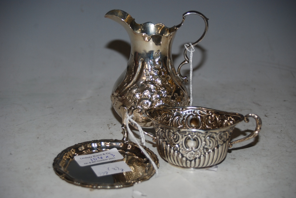 COLLECTION OF SILVER TO INCLUDE CREAM JUG, BIRMINGHAM SILVER TWIN-HANDLED SALT, CHESTER SILVER