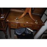 A LATE 19TH / EARLY 20TH CENTURY OAK LOW BOY WITH THREE DRAWERS AND CENTRAL CARVED FRIEZE ON