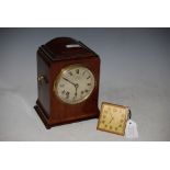 A LATE 19TH / EARLY 20TH CENTURY MAHOGANY CASED MANTLE CLOCK WITH SILVERED DIAL, INSCRIBED '