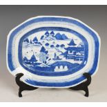 Chinese porcelain blue and white octagonal shaped serving plate, Qing Dynasty, decorated with