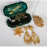 Collection of jewellery, to include an early 20th century yellow metal and split pearl flower brooch