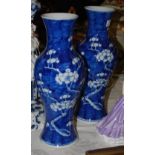 A pair of Chinese blue and white porcelain vases, late 19th/ early 20th century, decorated with