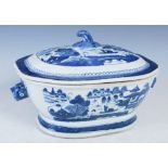 Chinese porcelain blue and white tureen and cover, Qing Dynasty, decorated with pavilions and