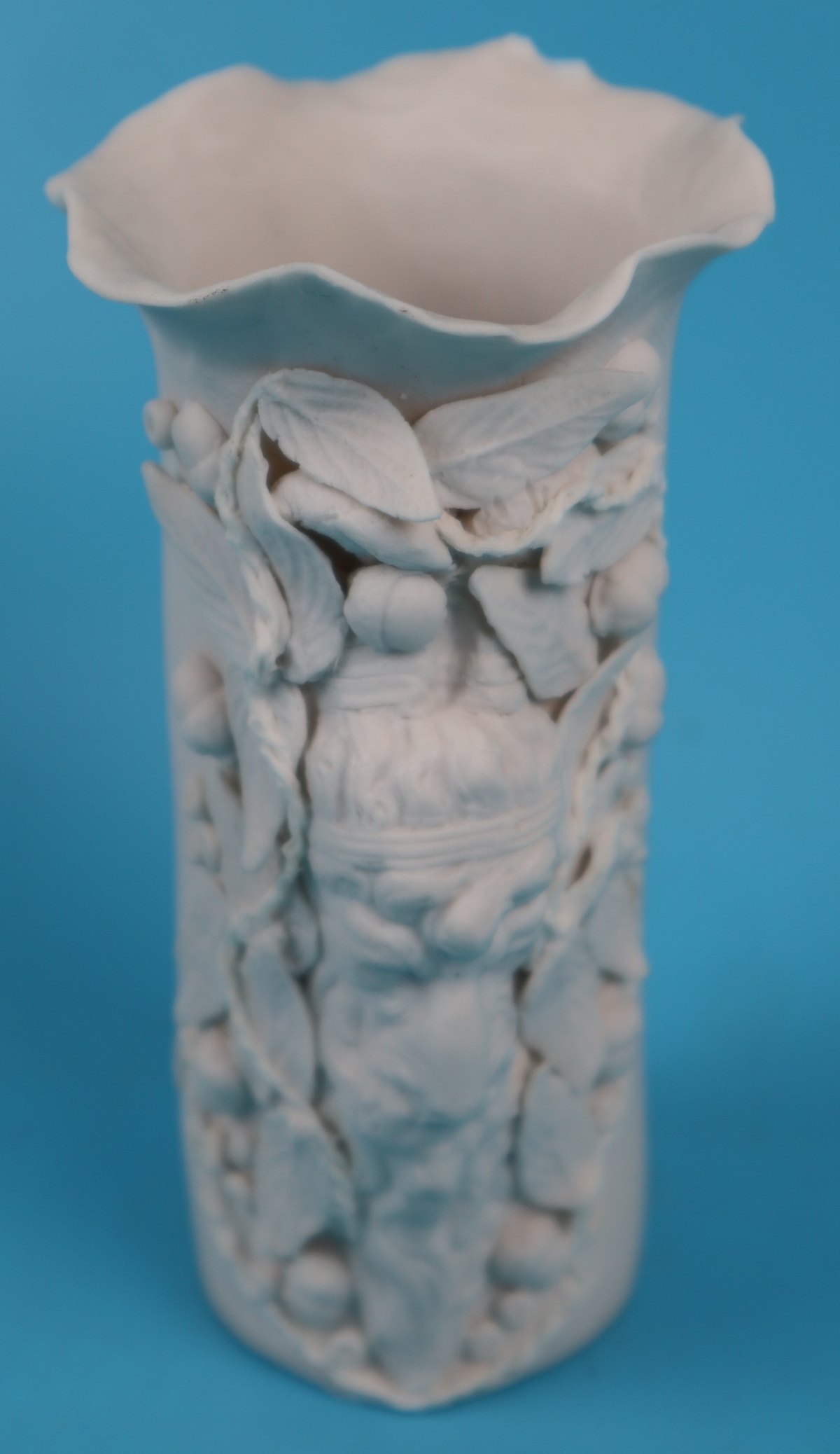 Dot Davis porcelain vase depicting the Green Man - Approx H: 12cm