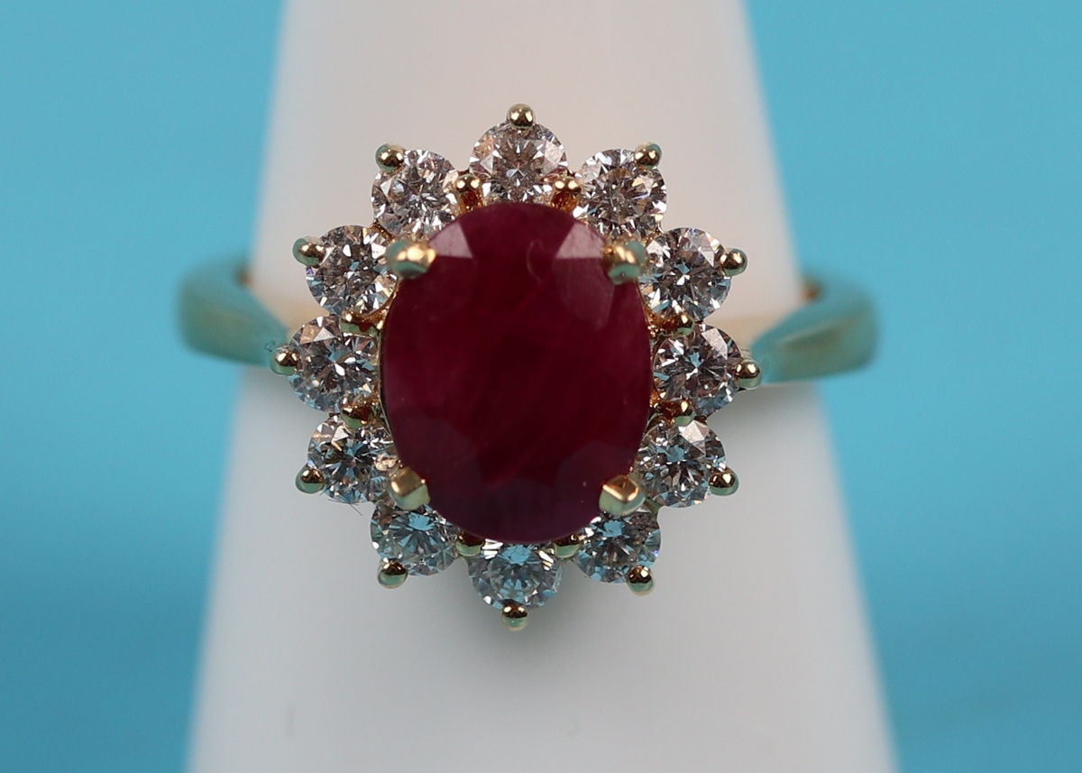 Fine 18ct ruby & diamond cluster ring