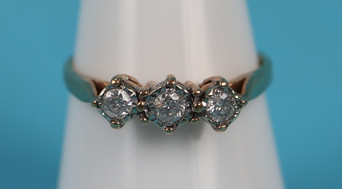 Gold 3 stone diamond ring