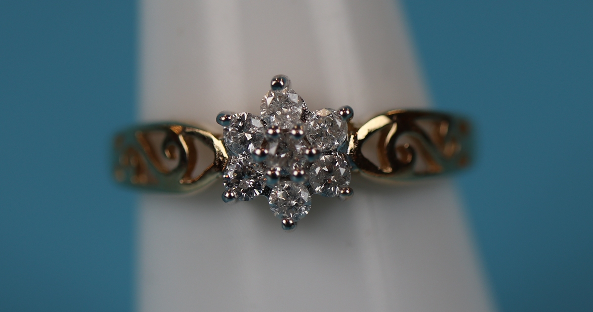 Gold diamond cluster ring