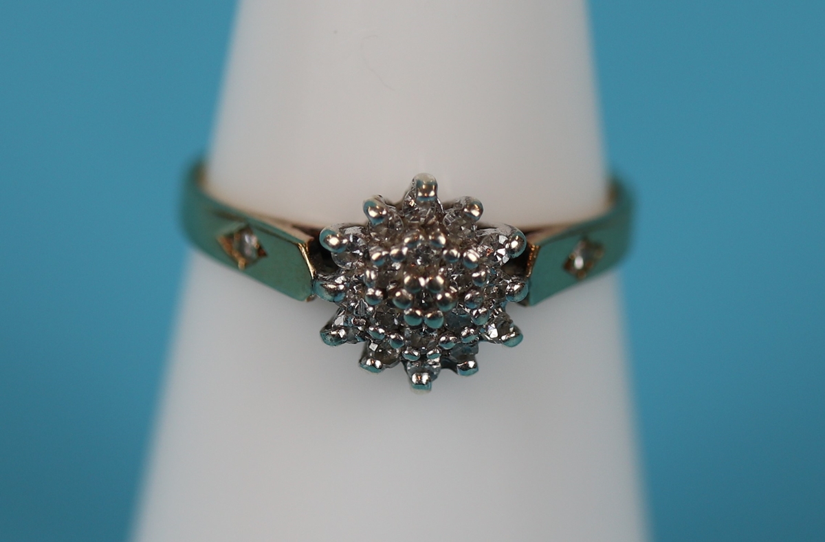 Gold diamond cluster ring