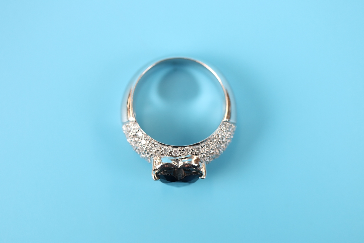 18ct white gold heart shaped sapphire & diamond ring - Image 3 of 3
