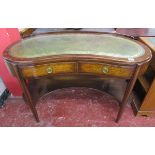 Walnut kidney shaped writing table - Approx W: 122cm D: 66cm H: 80cm