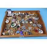 Large tray of costume jewellery - Mostly brooches