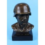 Small bronze on marble base - WWII German soldier - Approx H: 14.5cm
