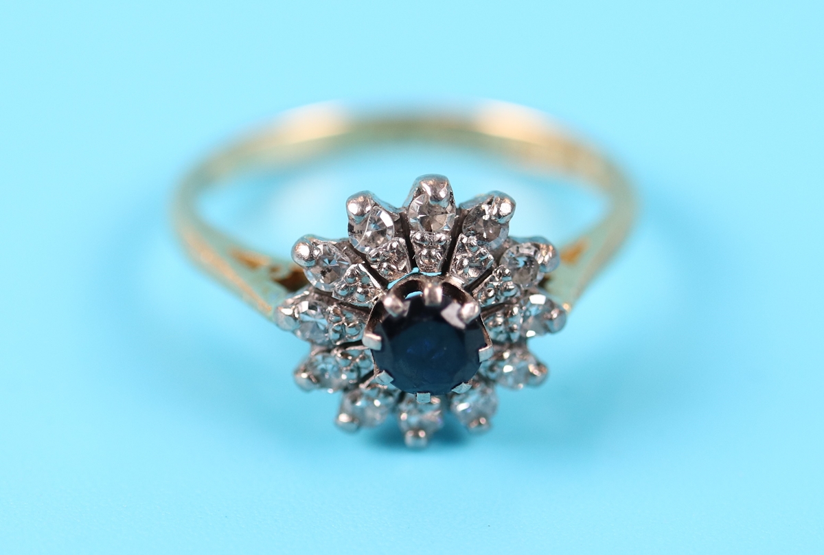 18ct sapphire & diamond cluster ring - Image 2 of 5