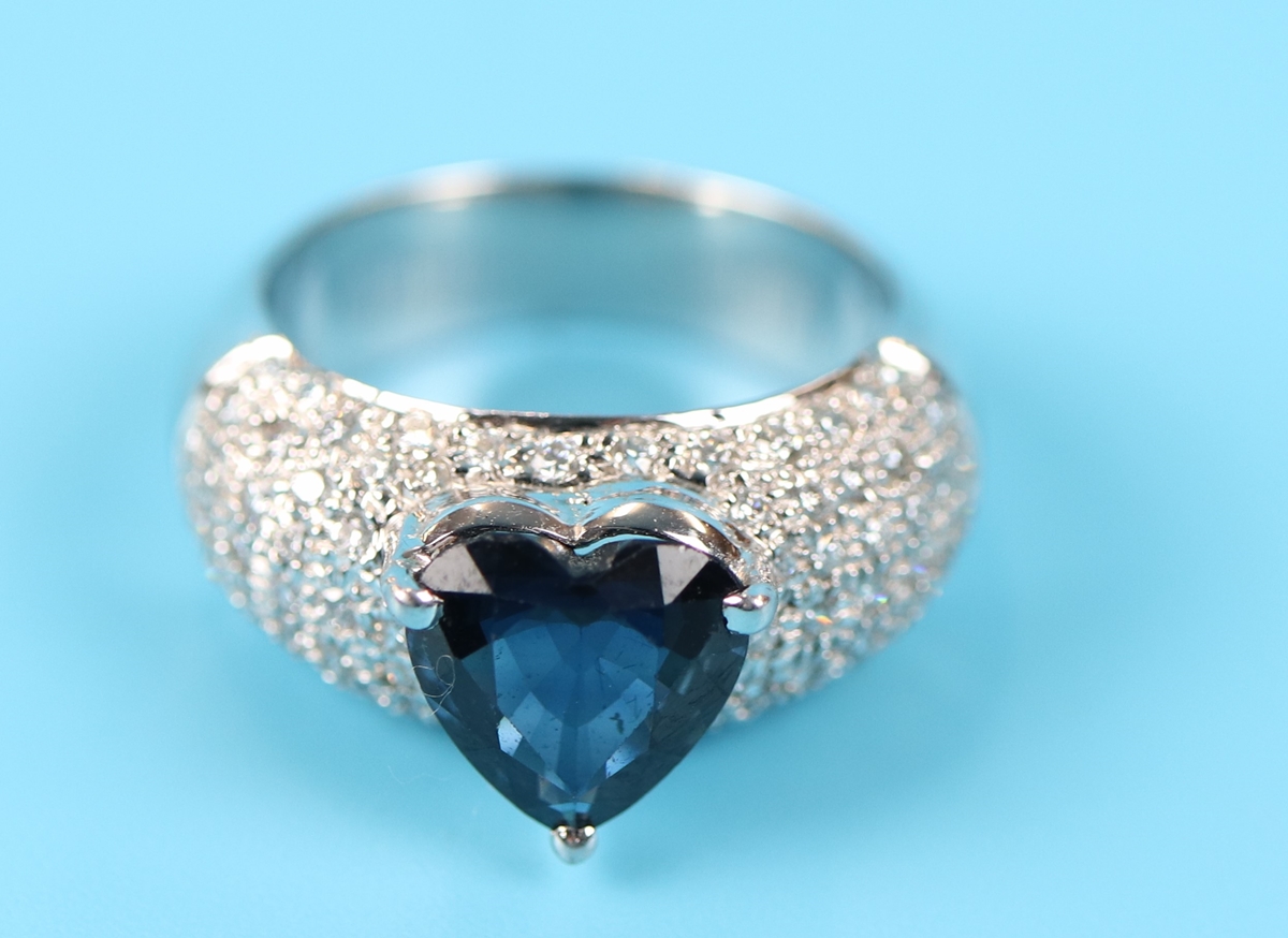 18ct white gold heart shaped sapphire & diamond ring - Image 2 of 3