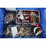 Tray of costume jewellery