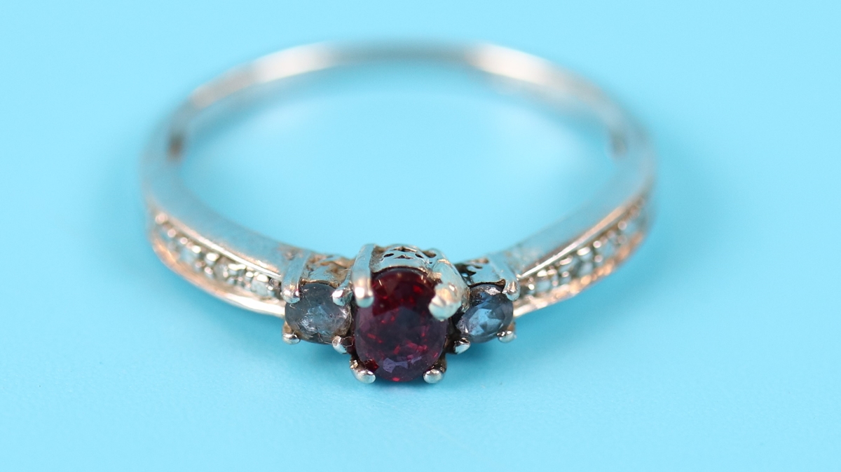 White gold ruby set ring - Image 2 of 7