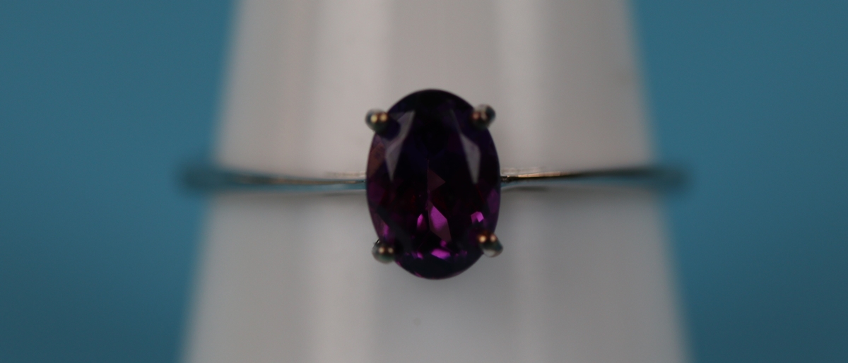 White gold magenta garnet ring (with certificate)