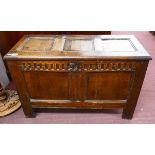 Early small oak coffer with original key - Approx W: 96cm D: 42cm H: 63cm