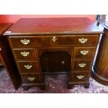 Fine 18thC mahogany kneehole desk with cupboard to base - W: 81cm D: 44cm H: 75cm