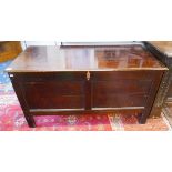 Antique oak coffer - Approx W: 126cm D: 59cm H: 66cm