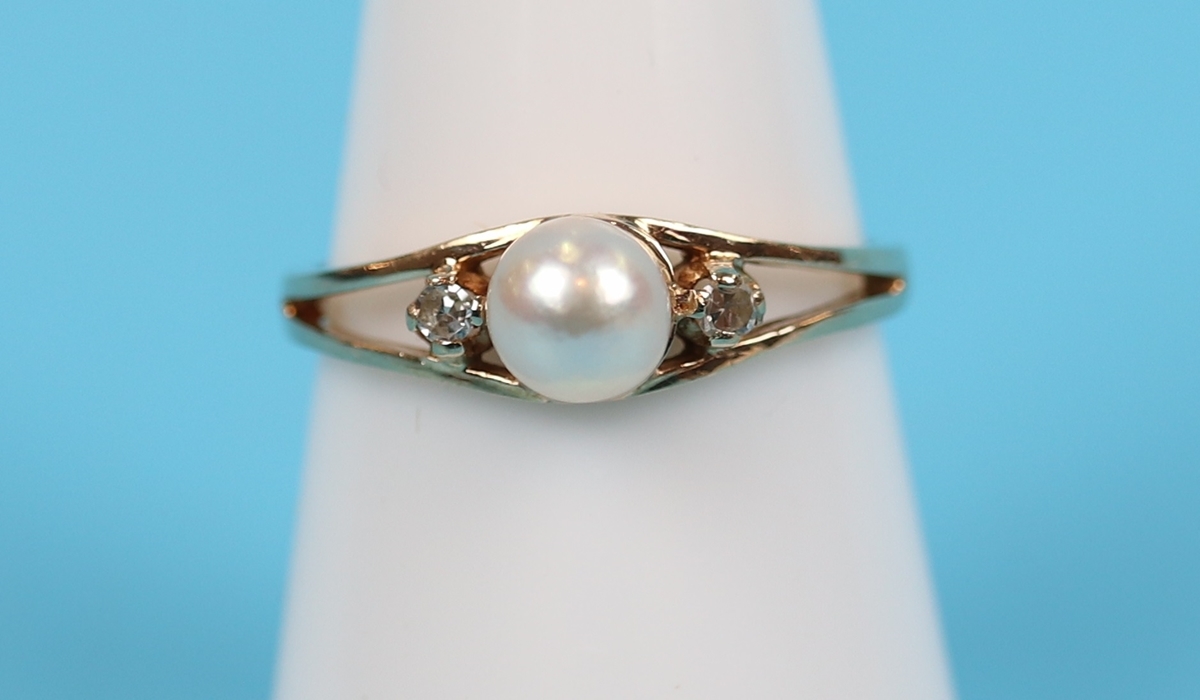 Gold pearl & diamond ring