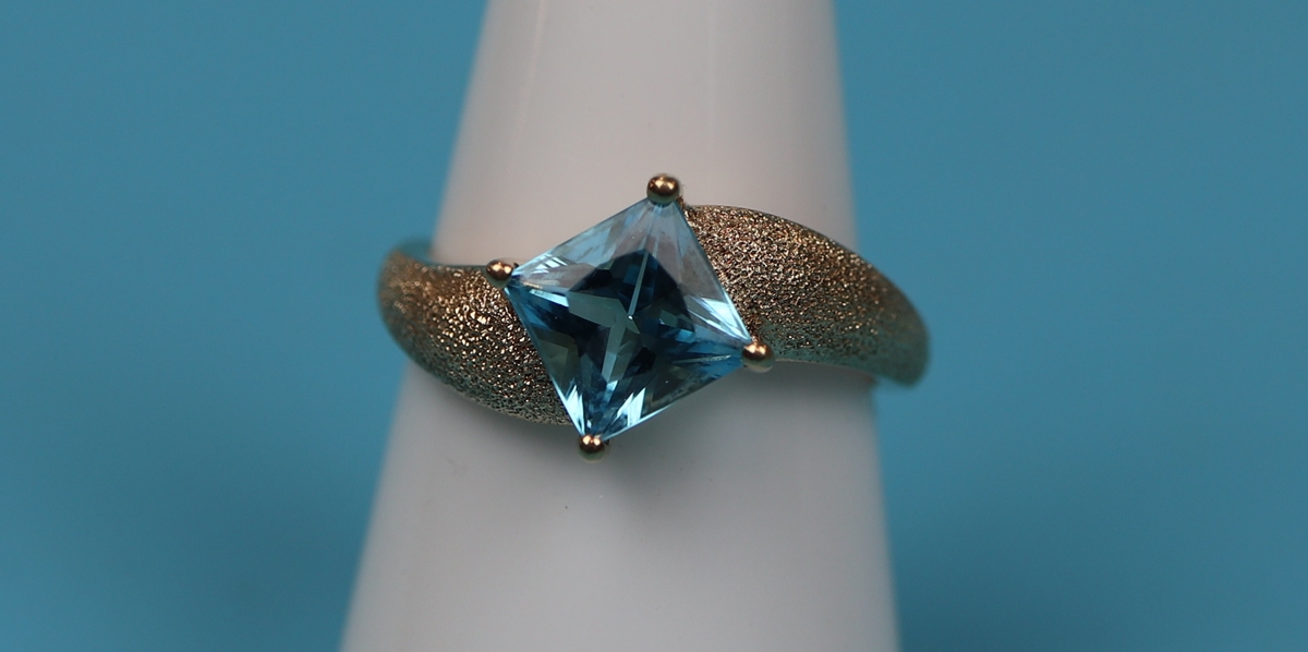 Gold blue topaz set ring