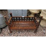 Cast iron fire-grate - Approx W: 58cm D: 28cm H: 39cm