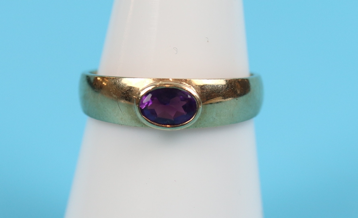 Gold amethyst set solitaire ring