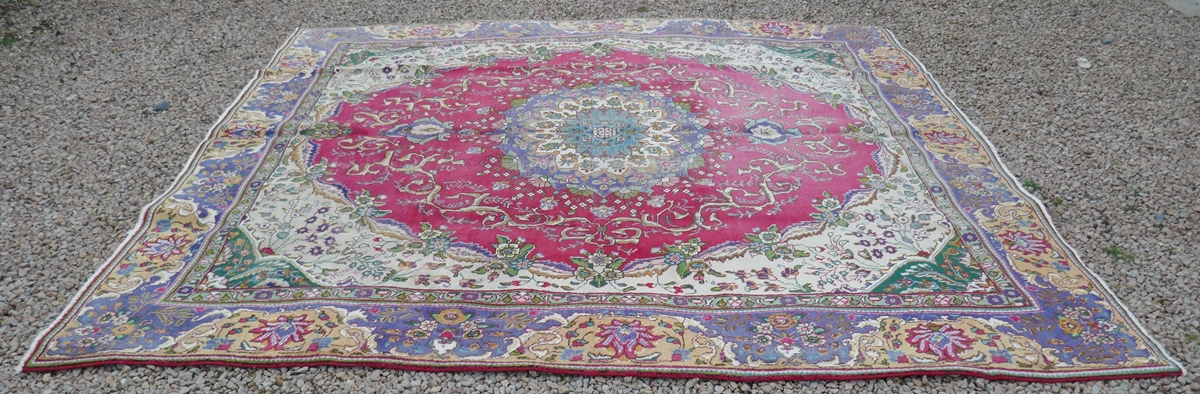 Large rug - Approx: 294cm x 324cm