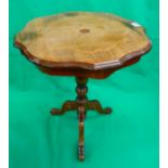 Italian walnut inlaid pedestal table