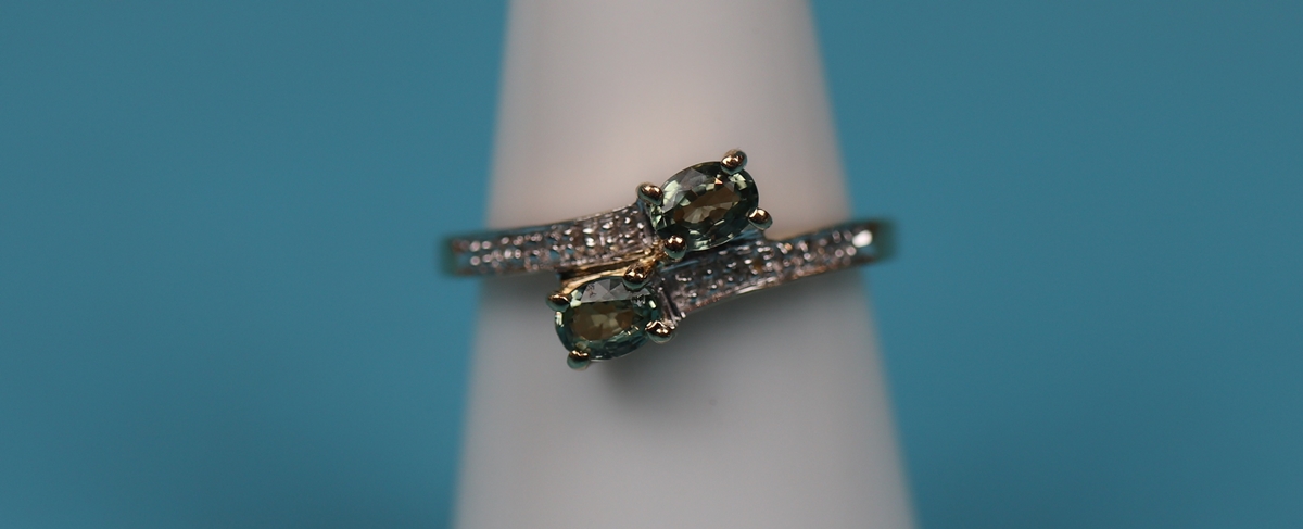 Gold peridot & diamond ring