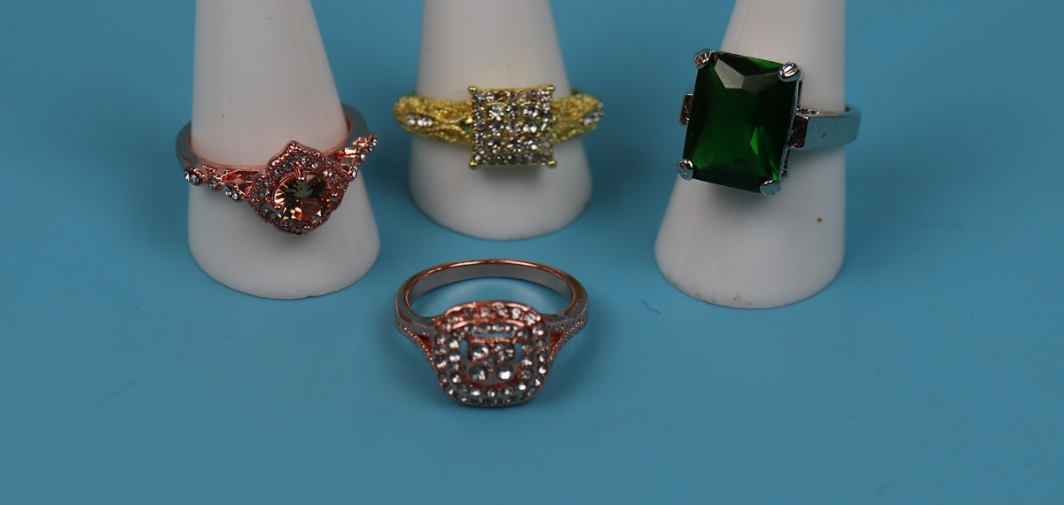 4 costume jewellery rings