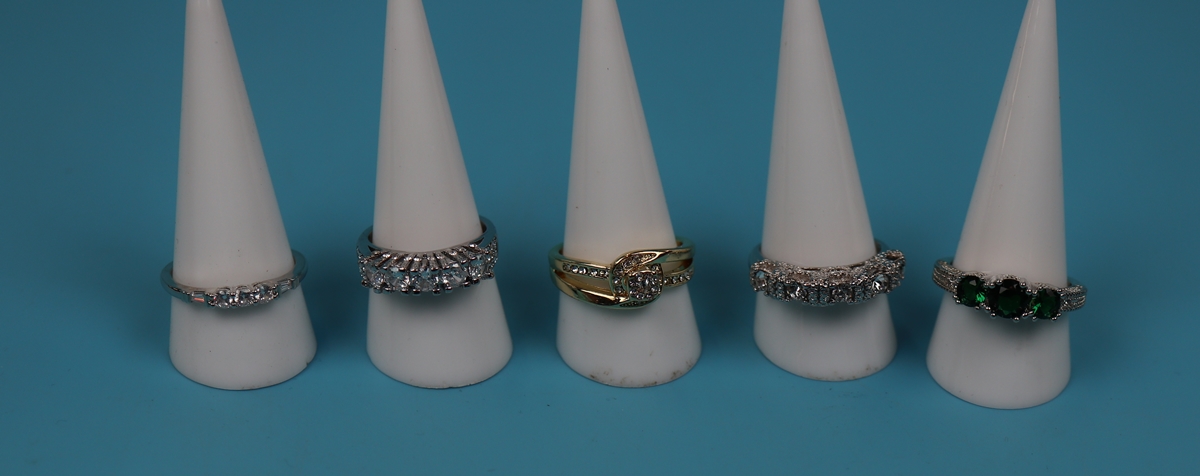 5 costume jewellery rings