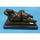 Rubenesque bronze figure on marble base - Approx L: 26cm