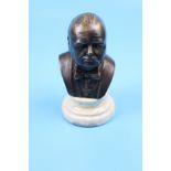 Bronze bust of Churchill on marble base - Approx H: 15cm