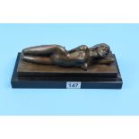 Reclining nude on marble base - Approx L: 30cm